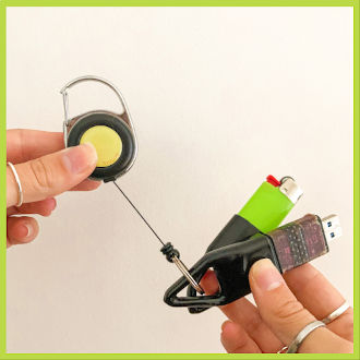 Feuzzz le porte bidule à enrouleur, avec un briquet une clé USB